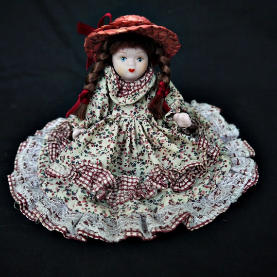 ヴィンテージ ビスク 磁器人形：花柄ドレス、麦わら帽子、三つ編み（6