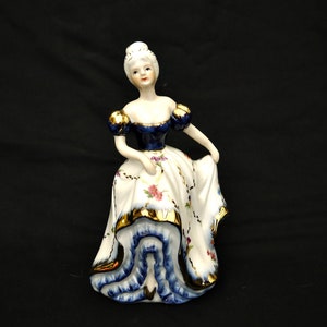 porseleinen beeldje Victoriaanse dame vintage groot porseleinen beeldje dame handgeschilderd blauw witgoud 24k en bloemmotief ornament