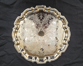 Vassoio da portata vintage Cavalier placcato in argento, vassoio rotondo decorato con incisioni e bordo smerlato a forma di crosta di torta, prodotto in Inghilterra, articoli da bar, stile retrò