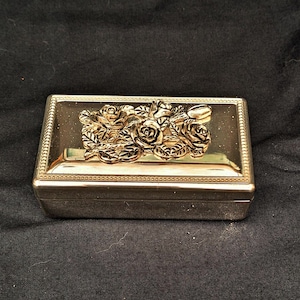 silver plate jewelry box trinket box vintage silver metal  jewelry box circle ornate embossed bouquet flowers vanity box dressing table