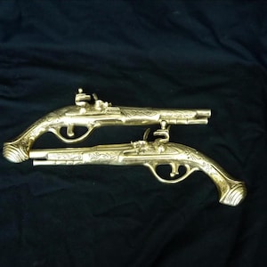 Vintage messing pistoolwanddecor: geëtste lange revolverdisplaypistolen - set van 2 Colts