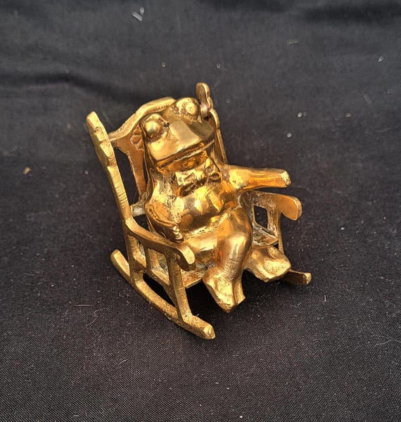 ヴィンテージ真鍮製カエルの置物：ロッキングチェアに座るミニチュア