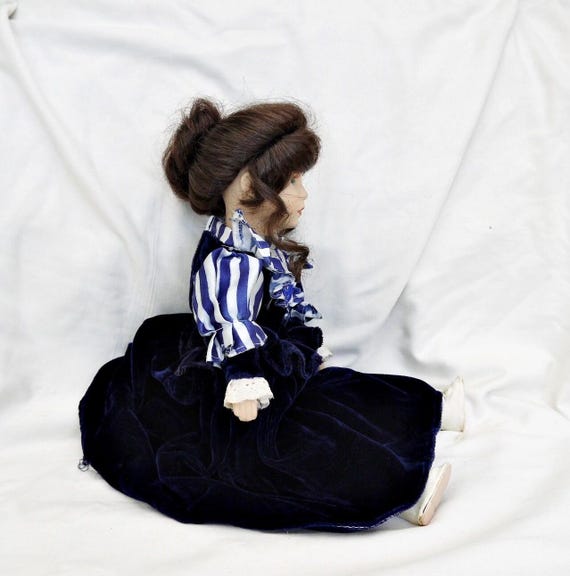 Bambola Di Porcellana Topline Austria 42 Cm: Bambina In Vestito Blu Con Cucciolo - Pezzo Da Collezione