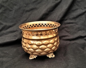 Maceta vintage de latón: Maceta de estilo francés con relieve y patas