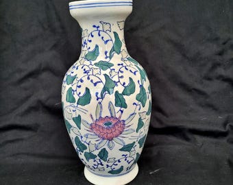 ヴィンテージの大型中国製花瓶、花柄、金色の装飾、手描き、高さ11