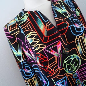 ALFABETO NEON. Impressionante Katharina V Braun Designer 2Yk Jaqueta Letras Estampa Psicodélica Manga Longa Tamanho L XL Multicolorido Colorido