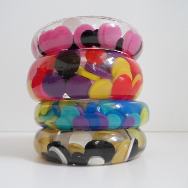 PUNKTE, PUNKTE, PUNKTE! . Armband Armreif Stapel x 4 Polka Dot Aspirin Pille Einschluss eingebettet Chunky Multi Farbe bunt mod Weinlese-Regenbogen