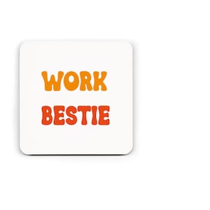 Puede incluir: Posavasos cuadrado blanco con el texto "WORK BESTIE" en letras naranja y rojo.