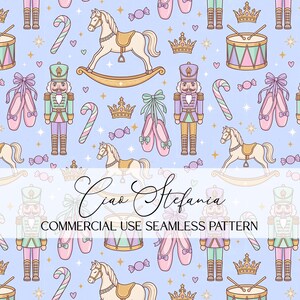 Puede incluir: Un patrón continuo sobre un fondo azul claro con ilustraciones de cascanueces, caballos mecedores, zapatillas de ballet con lazos, tambores, bastones de caramelo, dulces y coronas, con el texto Ciao Stefania COMMERCIAL USE SEAMLESS PATTERN.