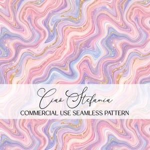 Puede incluir: Un patrón digital sin costuras con texturas de mármol en tonos rosa pastel, lavanda y azul, acentuado con vetas de purpurina dorada brillante. El texto Ciao Stefania COMMERCIAL USE SEAMLESS PATTERN está centrado sobre el diseño.