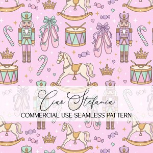 Puede incluir: Un patrón sin costuras sobre un fondo rosa claro con ilustraciones de cascanueces, caballos mecedora, zapatillas de ballet con lazos, tambores, bastones de caramelo, coronas y caramelos. El texto Ciao Stefania COMMERCIAL USE SEAMLESS PATTERN está centrado.