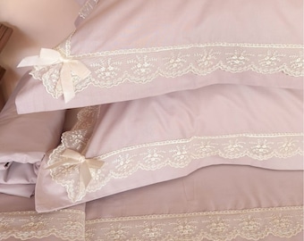 Draps avec dentelle et rubans de satin. 100% Coton. Couleur rose. Produit artisanal toscan. Style vintage romantique. Fabriqué en Italie