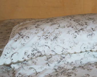 Elegant bedding set with scalloped edge. Victorian bedding. Vintage style bed sheets. Shabby bedding. Embroidered sheet. Italian bedding