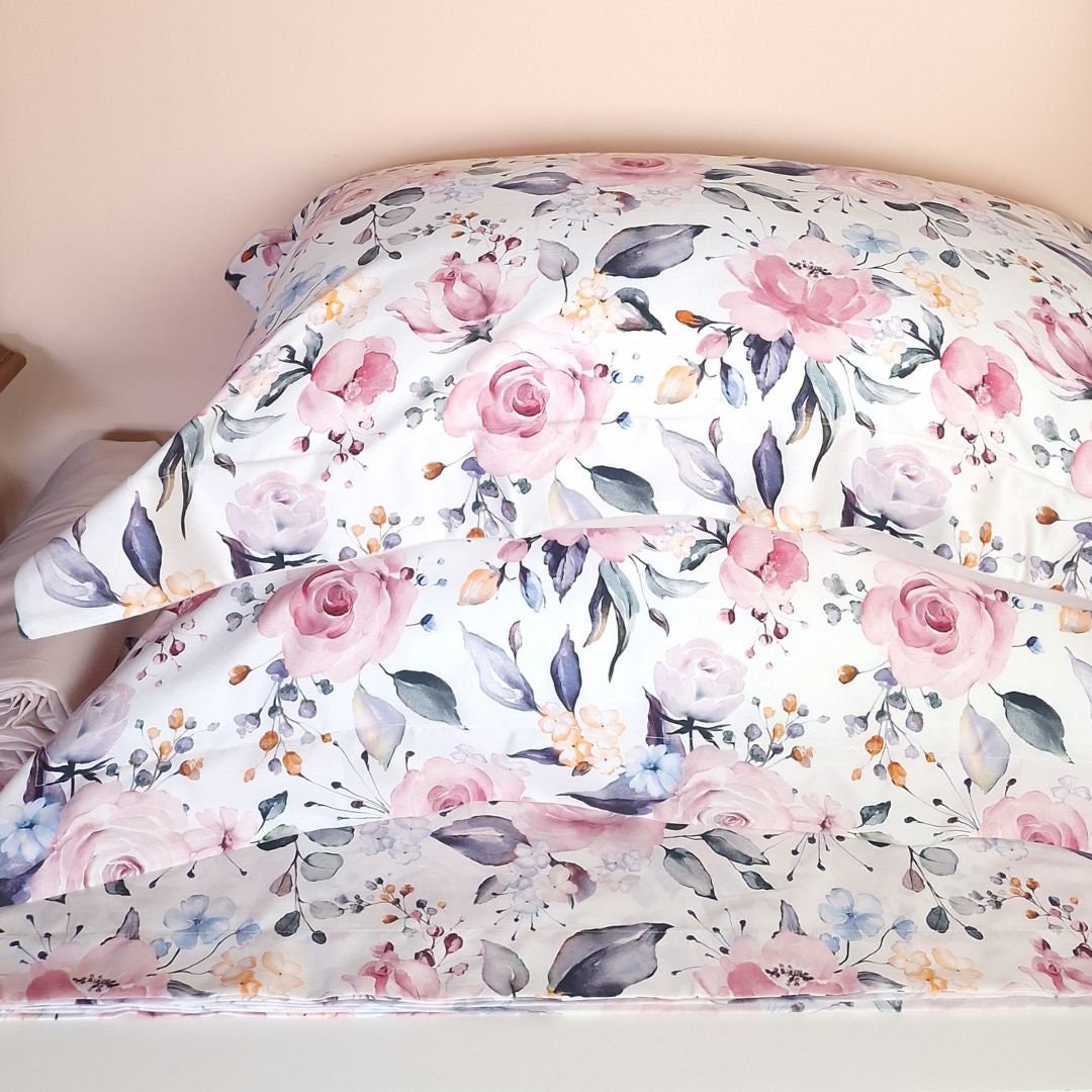 Floral sateen bedding. The set includes: flat sheet+fitted sheet+pillow cases. Custom bed sheets, 100% sateen. Sweet design. Made in Italy