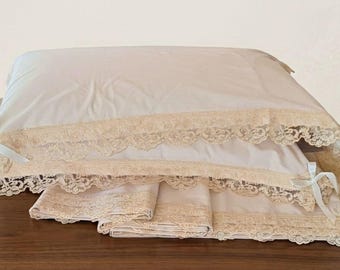 Romantic bedding with lace edge. Victorian bedding, Lace bedding. Vintage style bed sheets. Wedding bedding. Lace sheet set. Italian bedding