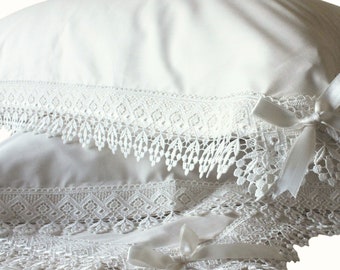 Draps doubles avec dentelle macramé et rubans de satin. 100% Coton. Couleur crème. Produit artisanal toscan. Style vintage romantique.