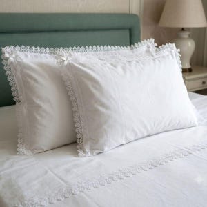 Lenzuola con pizzo macramé e nastrini raso. 100% cotone. Colore bianco. Prodotto artigianale toscano. Stile vintage romantico. Su misura.