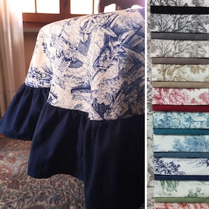 Nappe Toile de Jouy à volants. 100 % coton. Nappe sur mesure. Disponible en formes ronde, ovale, carrée ou rectangulaire. Fabriquée en Italie.