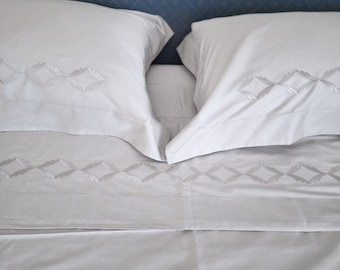 Elegant bedding set with modern embroidery. Queen size. Embroidered bed set. Wedding bedding. Bespoke embroidered sheet. Italian bedding