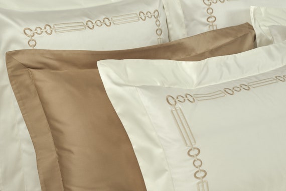 Copripiumino ricamato raso di cotone con federe. Tutte le misure. Produzione artigianale di biancheria da letto. Made in Italy