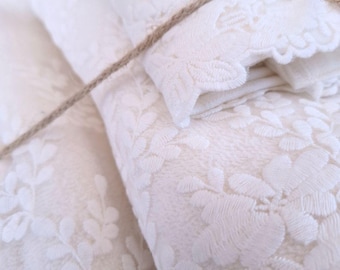 White lace towel. Set of 5 with bath towel, hand towel, bath sheet. Made in Italy. Embroidered set towel vintage style, beautiful gift idea!
