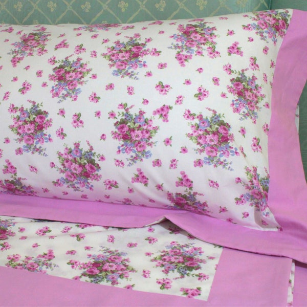 Bettlaken-Set aus 100 % Baumwolle mit Blumenmuster. Handwerkliche Produktion. Bearbeitbare Maße. Maßgeschneiderte Bettwäsche. Hergestellt in Italien
