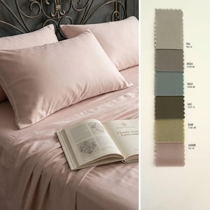 Puede incluir: Un juego de sábanas y dos almohadas a juego en color rosa claro sobre una cama con un libro abierto titulado Classic Italian Embroidery. A la derecha, una tira vertical muestra seis muestras de tela en tonos gris, azul, verde y rosa.