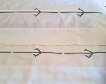 Elegant bedding set with modern embroidery. Queen size. Embroidered bed set. Wedding bedding. Bespoke embroidered sheet. Italian bedding