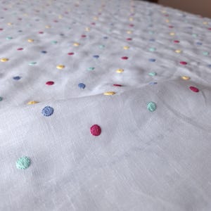 Tischdecke aus 100% Leinen mit gepunkteter Stickerei und Hohlsaum. Wählen Sie Ihre Stofffarbe. Auch in Sondergrößen erhältlich. Hergestellt in Italien.