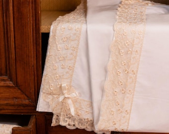 Romantic bedding with lace edge. Victorian bedding, Lace bedding. Vintage style bed sheets. Wedding bedding. Lace sheet set. Italian bedding