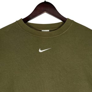 Op de afbeelding: Een set van drie keramische mokken met een gespikkelde, matte afwerking. De mokken zijn in cr&egrave;me, lichtgrijs en donkergrijs. Elke mok heeft een eenvoudig, minimalistisch ontwerp.