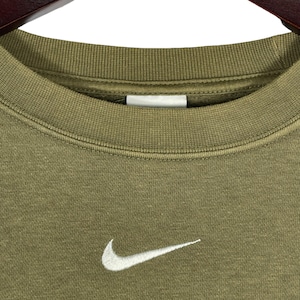 Nike cropped sweater met mini-swoosh | Olijfgroen | Boxy oversized pasvorm | Maat M afbeelding 5