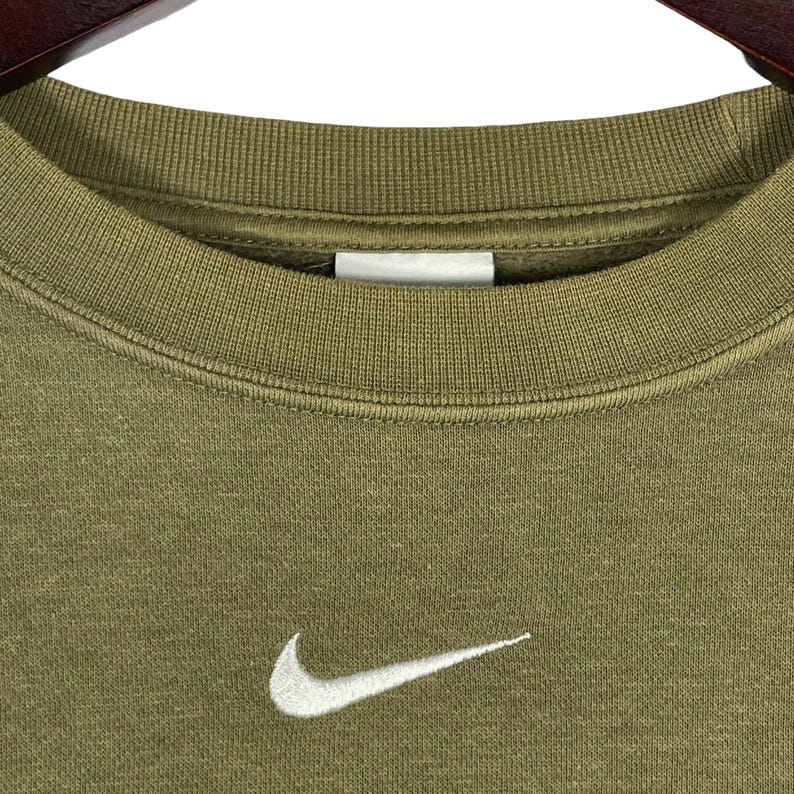 Nike cropped sweater met mini-swoosh | Olijfgroen | Boxy oversized pasvorm | Maat M afbeelding 5