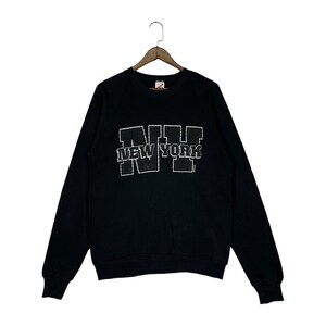 Felpa vintage anni &#39;90 New York girocollo nera con grande logo Spellout, prodotta negli USA, taglia L.
