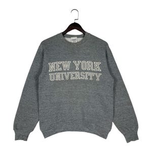 Felpa vintage anni &#39;80 della New York University, girocollo, grigia, con grande logo, prodotta negli USA, taglia L.