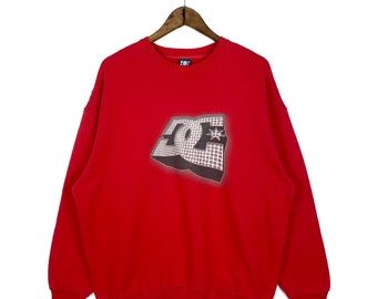 Vintage 2000-tals DC Shoe Co USA-tröja med rund hals och stor logotyp, röd tillverkad i USA, storlek L