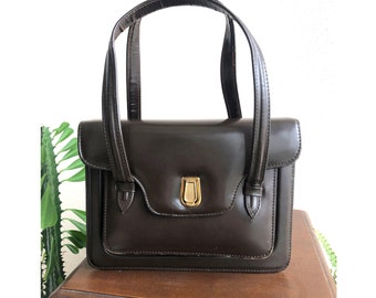 Bolso vintage de piel marrón estilo caja de los años 50 y 60 // Bolso con asa superior y detalle de hebilla dorada