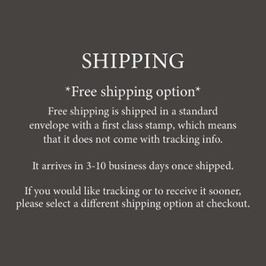 Puede incluir: Texto blanco sobre fondo gris oscuro. La palabra "SHIPPING" destaca. El texto explica una opci&oacute;n de env&iacute;o gratuito sin seguimiento, con entrega en 3-10 d&iacute;as h&aacute;biles. Se recomienda otra opci&oacute;n para el seguimiento.