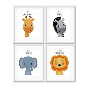 Könnte beinhalten: Vier gerahmte Drucke mit Tierillustrationen und motivierenden Botschaften. Die Drucke zeigen eine Giraffe, ein Zebra, einen Elefanten und einen Löwen. Die Botschaften lauten "Sei du selbst", "Sei freundlich", "Sei glücklich" und "Sei stark".