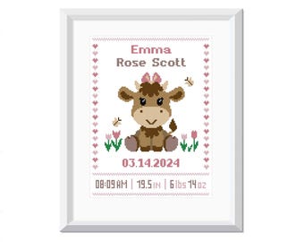 Puede incluir: Un diseño de punto de cruz rosa y blanco con una vaca marrón, flores rosas y mariposas. El texto dice "Emma Rose Scott", "03.14.2024", "08:09 AM", "19.5 IN", "6 lbs 14 oz".