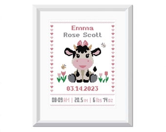 Puede incluir: Un diseño de punto de cruz enmarcado en blanco con una vaca de dibujos animados con un lazo rosa, rodeada de flores rosas y mariposas. El texto dice "Emma Rose Scott 03.14.2023 08:09 AM | 20.5 IN | 6 lbs 14 oz"
