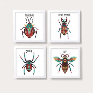 Könnte beinhalten: Vier gerahmte Kunstdrucke mit Insektenmotiven. Jeder Druck zeigt eine farbenfrohe, pixelige Illustration eines anderen Insekts: eine Wanze, ein Hirschkäfer, eine Spinne und eine Biene. Die Namen der Insekten sind in schwarzer Schrift gedruckt.