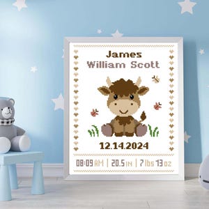 Pu&ograve; includere: Una stampa per l'asilo nido incorniciata in bianco con un toro di cartone animato marrone, il testo "James William Scott", la data "12.14.2024" e l'ora e le misure "08:09 AM | 20.5 IN | 7 lbs 13.02".