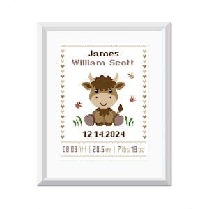 Pu&ograve; includere: Un ricamo a punto croce incorniciato in bianco con un toro di cartone animato marrone e bianco con il testo "James William Scott", "12.14.2024", "08:09 AM", "20.5 IN", "7 lbs 13 oz" in testo marrone.