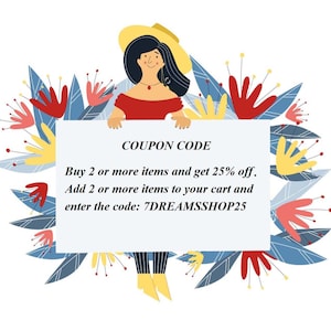 Pu&ograve; includere: Un'illustrazione di cartone animato di una donna che tiene un cartello bianco con il testo "CODICE COUPON Acquista 2 o pi&ugrave; articoli e ottieni il 25% di sconto. Aggiungi 2 o pi&ugrave; articoli al tuo carrello e inserisci il codice: 7DREAMSSHOP25". La donna indossa un vestito rosso, un cappello di paglia e scarpe gialle. &Egrave; circondata da fiori colorati.