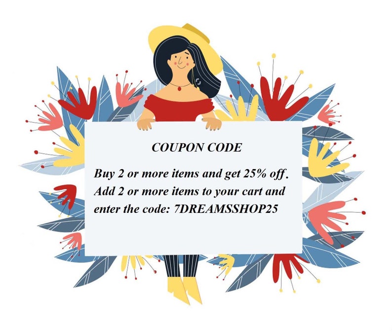 Pu&ograve; includere: Un'illustrazione di cartone animato di una donna che tiene un cartello bianco con il testo "CODICE COUPON Acquista 2 o pi&ugrave; articoli e ottieni il 25% di sconto. Aggiungi 2 o pi&ugrave; articoli al tuo carrello e inserisci il codice: 7DREAMSSHOP25". La donna indossa un vestito rosso, un cappello di paglia e scarpe gialle. &Egrave; circondata da fiori colorati.