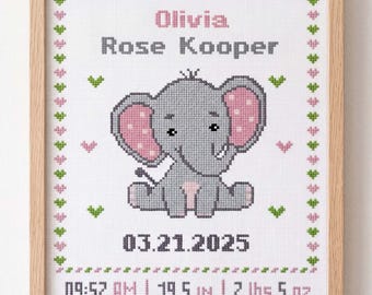 Puede incluir: Cuadro de punto de cruz enmarcado con un elefante gris y orejas rosas, el nombre "Olivia Rose Kooper" y detalles de nacimiento: 03.21.2025, 9:57 AM, 49.5 cm, y 3.32 kg. Borde decorativo.
