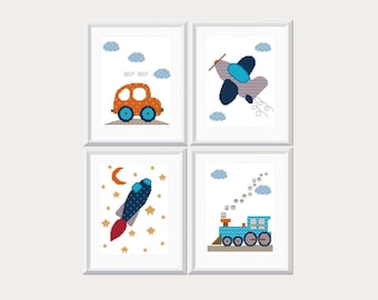 Può includere: Un set di quattro schemi a punto croce incorniciati con temi di trasporto. I disegni includono un'auto arancione con il testo BEEP BEEP, un aereo blu e viola, un razzo blu con una fiamma rossa e un treno a vapore blu con del fumo.