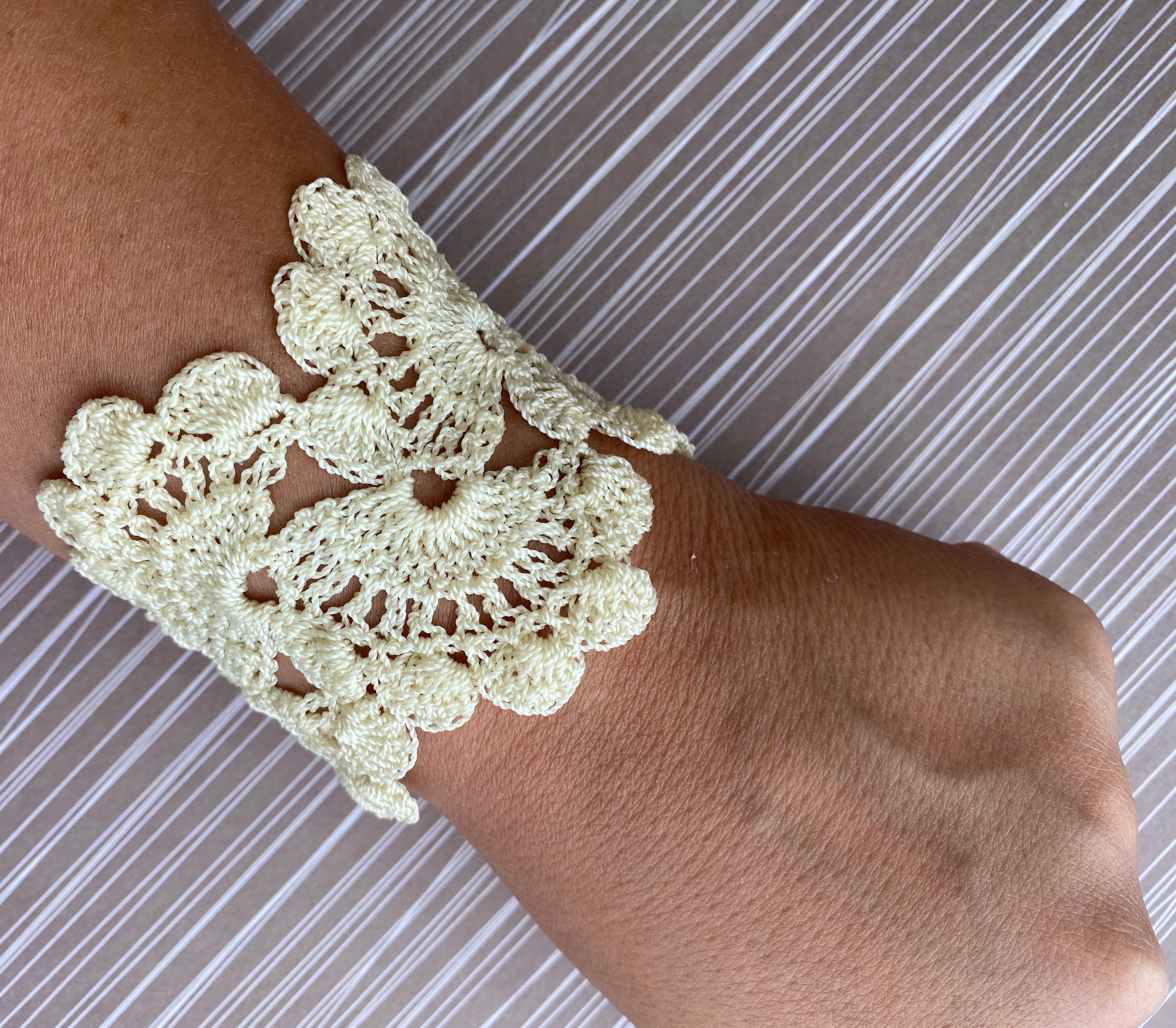 Crochet lace bracelet tutorial - Sweet Living Magazine
