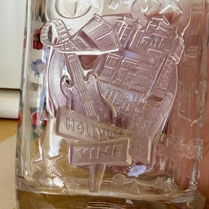 以下が含まれることがあります： ハリウッド・ヴァインのデザインがエンボス加工された透明なガラスタンブラー。ギター、星、建築要素が特徴です。グラスの底には「ディズニーワールド」と刻印されています。